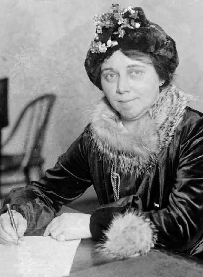 Portrait photo of Sophie Loeb