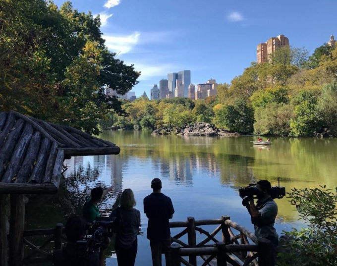 Phil Rosenthal and his wife being filmed in Central Park