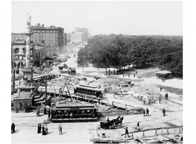 Streetcars and horses in Columbus Circle 1901