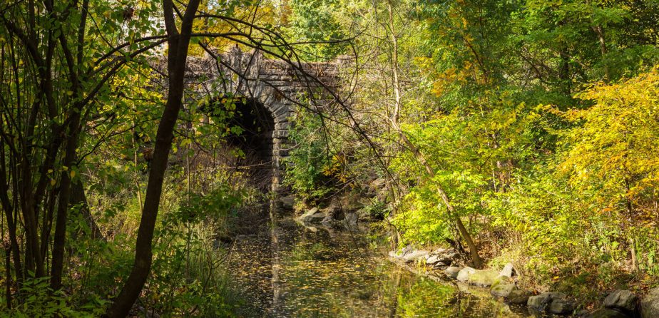Glen Span Arch carries the West Drive